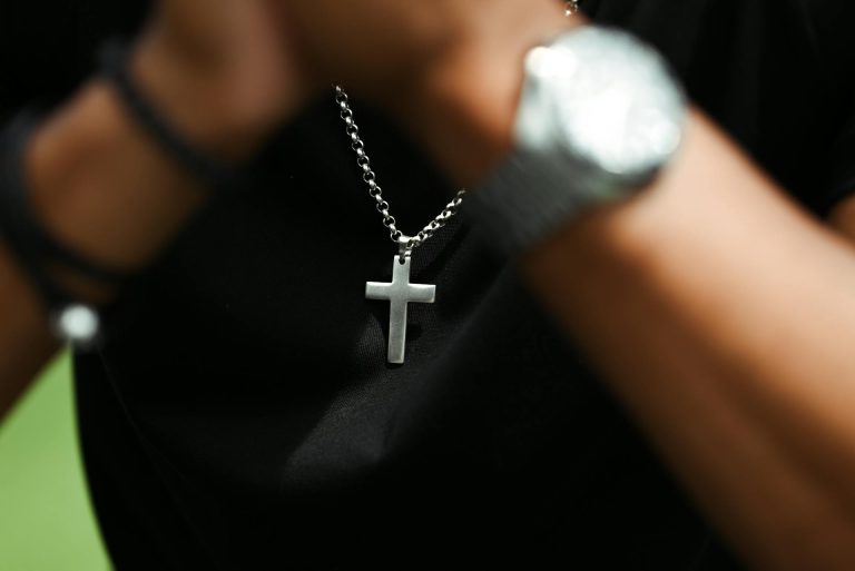 Pourquoi offrir un pendentif croix à un homme