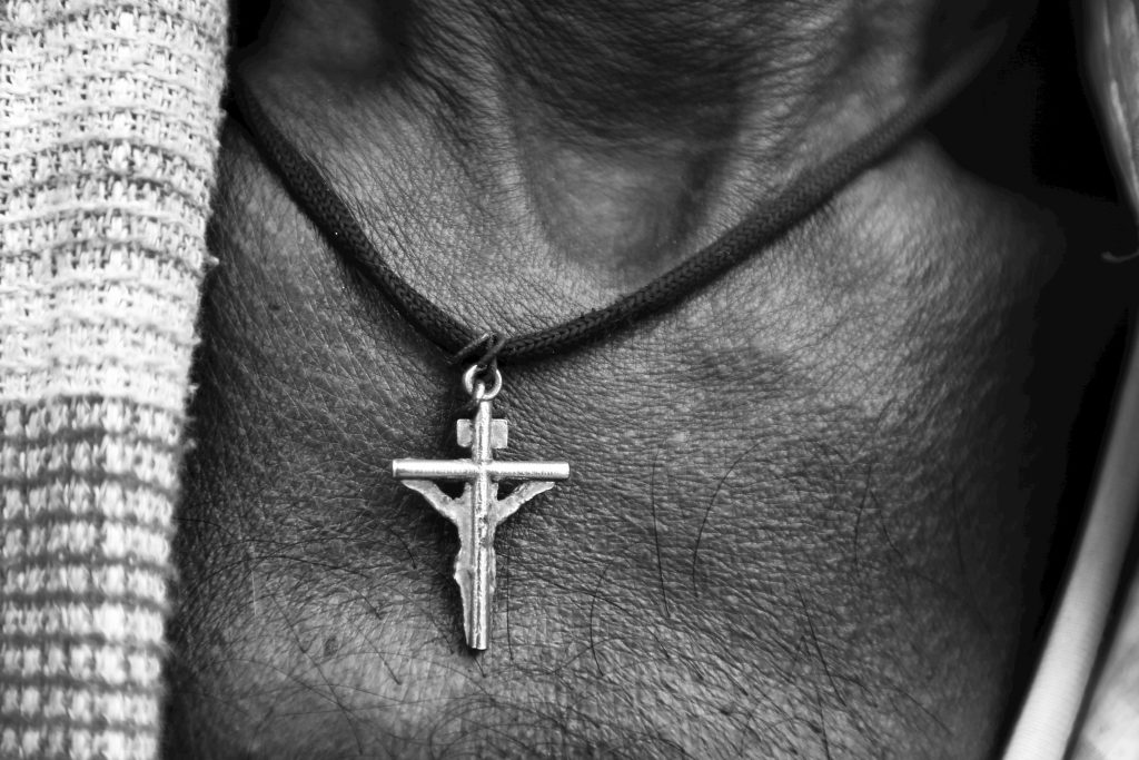 collier croix homme