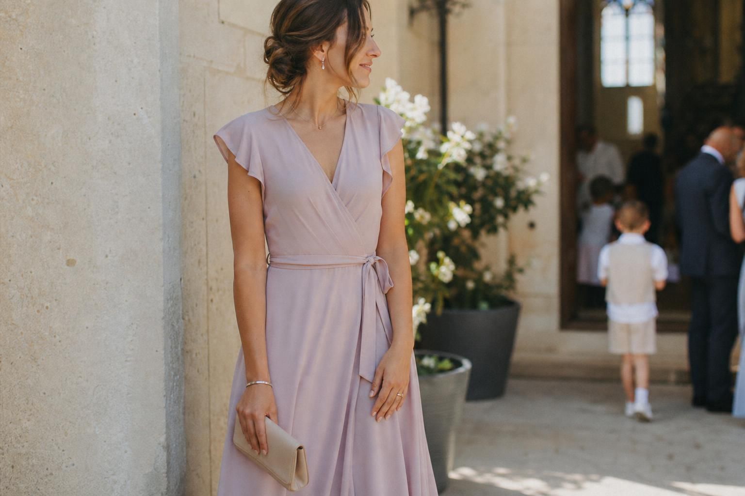découvrez nos conseils pour choisir la tenue idéale pour un baptême femme : alliez élégance et sobriété pour être parfaitement habillée sans en faire trop.